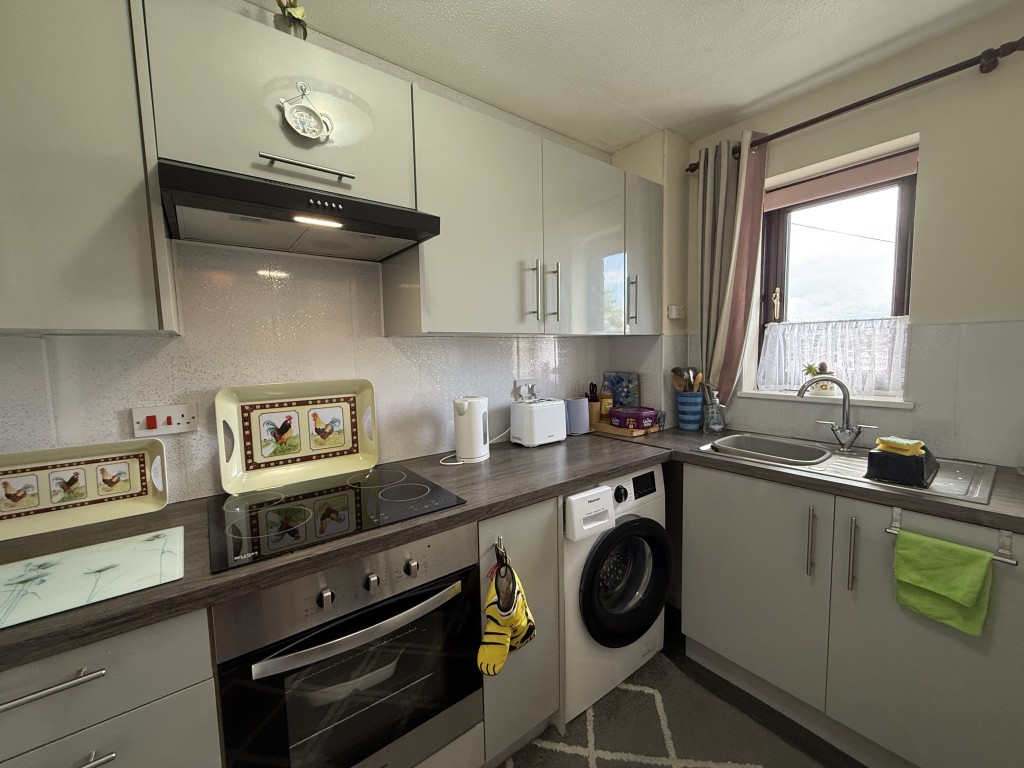 Lot: 55 - MODERN PURPOSE-BUILT FLAT WITH PARKING - The Kitchen
